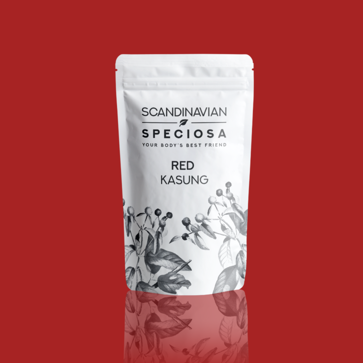 En vit stående förpackning med Red Kasung från Scandinavian Speciosa mot en röd bakgrund, med en botanisk illustration av kratomblad och -kapslar, och texten 'YOUR BODY'S BEST FRIEND' tydligt synlig.