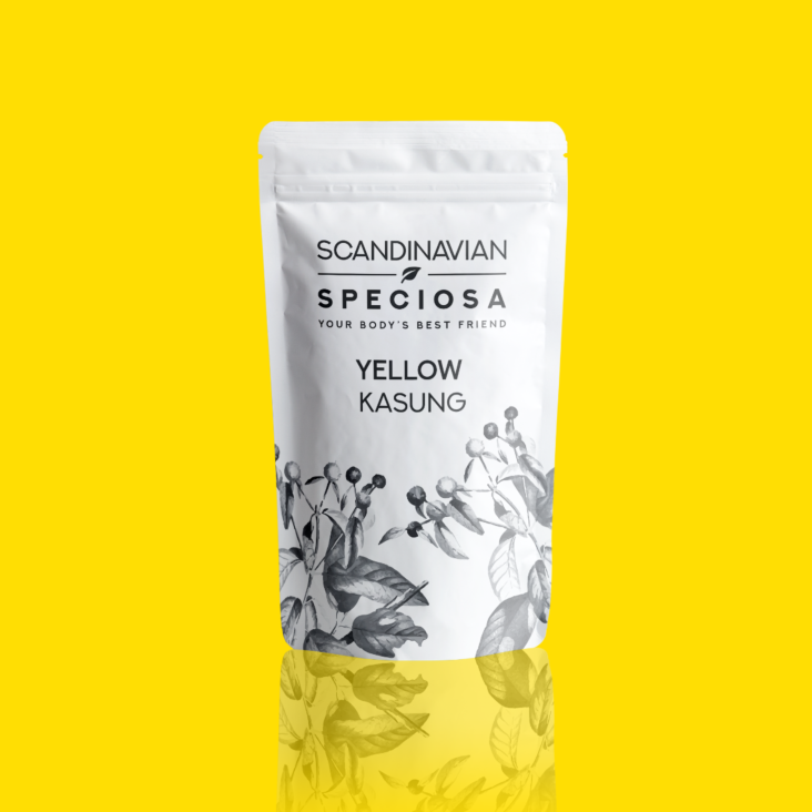 Vit förpackning av Yellow Kasung från Scandinavian Speciosa mot en livfull gul bakgrund, med botaniska illustrationer och produkttexten framträdande.
